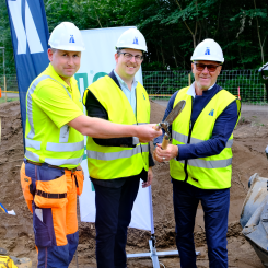 Jonas Börjesson, Robin Holmberg och Sten Christiansson klipper bandet för att starta grävarbetet till Össjö förskola. Foto: Caroline Benson