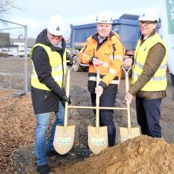 Bengt Jansson, styrelseordförande Ängelholmshem, Andreas Granberg, vd MTA Bygg och anläggning, samt Ola Carlsson tf kommunstyrelsen ordförande Ängelholm genomför första spadtag för kvarteret Lundvivan i Munka Ljungby. Foto: Caroline Benson