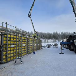 Skanska genomför just nu en fullskalegjutning i norra Sverige där betong med lägre klimatpåverkan utvärderas vid -20 °C. [Copyright: Doka]