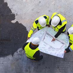 Vilka etapper måste klaras av innan ett hus är inflyttningsklart? Vilka yrkesgrupper är involverade? Vem ansvarar för vad? Följ med på resan när ett hus blir till. Foto: Byggföretagen