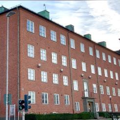 Efter att Barn- och Ungdomspsykiatrin och Mödravårdscentralen flyttat ut blir det nu studentlägenheter i A-huset vid torget. Om allt går enligt plan ska de vara färdiga för inflytt till vårterminen 2024. Foto: Eidar