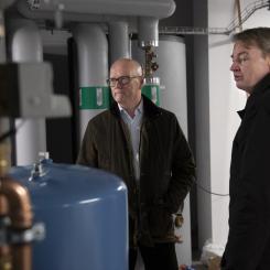 Thomas Östros, vicepresident i EIB, besökte SKB-kvarteret Skrönan i Nockeby, som finansierats av ett EIB-lån för energieffektiva bostäder. Till höger SKBs fastighetsutvecklingschef Johan Jarding. Foto: BaraBild