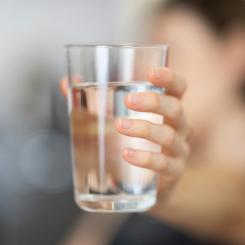 Hand som håller i ett glas vatten. Foto: engin akyurt / Unsplash