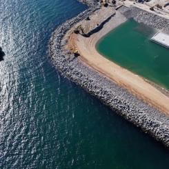 Den norra portalområdet har översvämmats så att den första tunneldelen nu ligger i vattnet. Den framförliggande vallen kommer härnäst att monteras ned. De övriga tunnelsektionerna kommer senare att anslutas till denna tunneldel. Foto: Femern A/S/Christian Huebner.