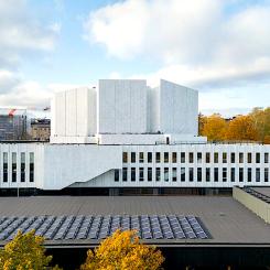 Denna minnesvård skyddade byggnad har behållit sitt ursprungliga utseende, men stora förändringar har genomförts för att förbättra tillgängligheten och skapa nya utrymmen för utställningar, caféer, restauranger och butiker. För att öka tillgängligheten har hissar och handikapplatser samt nya toaletter installerats. Foto: Helsingfors Stad, kredit Juha Kuva