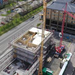 I Kvarteret Omställningen i Selma stad monteras nu trästommen. Bild: Tm2