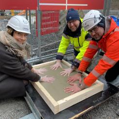 Ulrika von Wachenfeldt, projektchef på Lansa Fastigheter, Lars Kylin, vd TB-Gruppen och Magnus Wendin, arbetsledare på Veidekke Foto: Lansa fastigheter