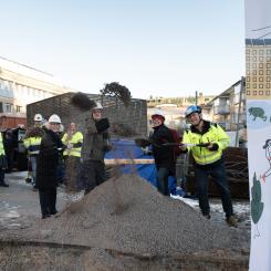 Från vänster:Janet Ågren, kommunalråd Umeå kommun, Assar Ernstsson som köpt en lägenhet, Johanna Frelin, vd på Riksbyggen samt Ulrik Wållberg, vd på Selbergs Bygg. Pressbild: Riksbyggen