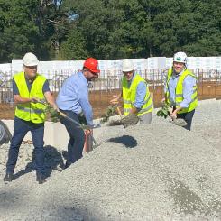 Från vänster: Från vänster: Jan-Erik Svensson, ledamot KHF Tingsbackens trygga hem, Per Ribacke, ordförande i föreningen, Magnus Laneborg, marknadsområdeschef Riksbyggen och Magnus Olsson, vd HIC Construction Foto: Riksbyggen