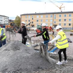 Från vänster: Ulla-Britt Karlsson - lägenhetsköpare, Lars Lundgren - marknadsområdeschef Riksbyggen Bostad, David Sundström - affärschef på Lindbäcks bygg och Birgitta Larsson (S) kommunalråd i Gällivare.