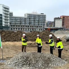 Anders Whass från Reliwe, Eva Ullberg från Järfälla kommun, Johan Proos från Reliwe och Emma Feldman från Järfälla kommun tar första spadtaget på kvarteret Barkarbyporten i Barkarbystaden. Foto: Consto