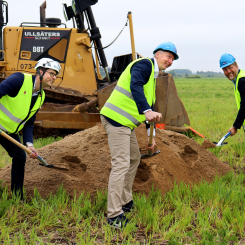 Det symboliska första spadtaget tog Anders Koppel (vd för Solar Sverige) tillsammans med Andreas Brorsson (kommunstyrelsens ordförande i Kumla) och Gustav Falkenström (vd för NA Bygg) Foto: Solar Svergie AB