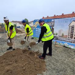 Anders Silverberg, projektchef Skanska, Patrik Jogby, projektledare ABK och Henrik Strand, vd ABK tar första spadtaget. Foto: ABK