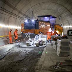 Fräsmaskinen i arbete i Gotthard-Basistunneln. Foto: SBB CFF FFS, Kredit:Anouk Ilg