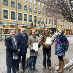 På bilden ser vi pristagarna och stadsbyggnadsnämndens presidium. Från vänster: Niklas Wikström (L), Anders Tallgren (S), Peter Persson, Anders Zika, och Carola Bolmstedt (C).