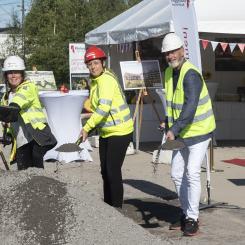 Byggstart för Riksbyggens första etapp i Bro Trädgårdsstad, på plats för att ta det första spadtaget var Fredrik Kjos (M), kommunstyrelsens ordförande i Upplands-Bro kommun, Johanna Frelin, vd på Riksbyggen och Malin Johansson, distriktschef Skanska. Foto: Sarah Toure