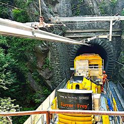 Under de 100 gångna åren har Furrer+Frey blivit en global ledare inom kontaktledningskonstruktion. Bilden visar arbetet mittemot en tunnelöppning i Schweiz. Foto: Furrer + Frey