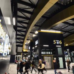 Mer plats för miljoner: De två terminalbyggnaderna möjliggör ett enkelriktat system för passagerare. De som reser till flygplatsterminalerna använder den nya terminalen, medan den äldre terminalen är till för de som lämnar flygplatsen. Foto: Network Rail