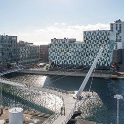 Varvsbron invigdes i september 2021 och knyter ihop den nya stadsdelen Oceanhamnen med Helsingborgs centrum och centralstation. Bron är en viktig länk som gör att gående och cyklister från centrum och Oceanhamnen kan nå bostäder, kontor, tåg, bussar och färjor på någon minut.