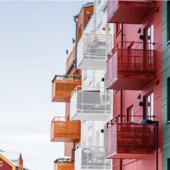 Uppmätt elanvändning utslaget per lägenhet  har mycket stor spridning och varierar mellan  327 till 973 kWh/lägenhet beroende på komfort- golvvärmeinstallation och flerbostadshusprojekt.