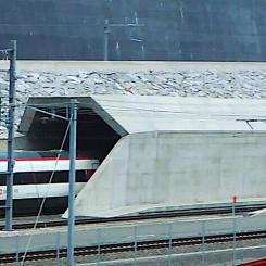 EuroCity (SBB) lämnar Gotthards basistunnel vid Erstfeld den 14 November 2016. Foto: Wikipedia Common Lic, Kredit: Zacharie Grossen.