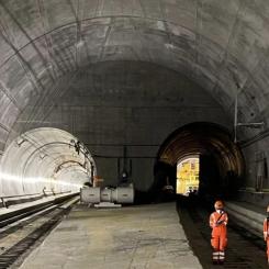 Gotthard-Basistunnel, Sedan godståget spårade ur den 10 augusti 2023 har SBB arbetat intensivt med att återställa Gotthard-Basistunneln. Upp till 80 SBB- och tredjepartsarbetare arbetar dagligen i tunneln med högt engagemang, trots ogynnsamma klimatförhållanden. Detta gjorde det möjligt att återuppta godstrafiken i den oskadade östliga tunneln på kort tid. Sedan slutet av september trafikerar även vissa passagerartåg tunneln under helgerna. Foto::SBB/CFF/FFS © Anouk Ilg /