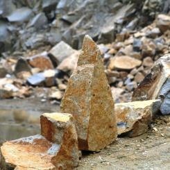 Det finns gott om tillgängligt material vid gruvorna där biveckor av malmhanteringen bildar höga högar av stenar. Symbolfoto: Creative Commons Lic. Pixabay. Kredit: schauhi