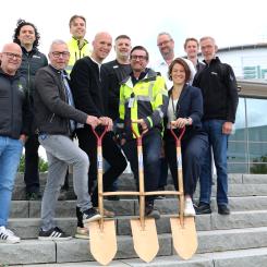Representanter från Jönköpings kommuns Fastighetsutveckling AB, Elmia AB, Blue Wall Construction AB och FC Gruppen AB som samarbetar i projektet om ett nytt storkök på Elmia i Jönköping. Det är en investering som stärker både kapacitet, matupplevelse och framtidens mötesplats. Pressbild: Elmia AB