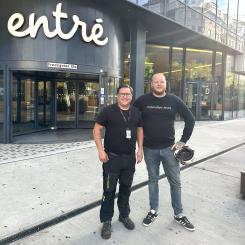 Mathias Persson, RT Bygg och Joel Axelsson, RSA-gruppen utanför Entré i Malmö centrum. Pressbild: RSA Gruppen