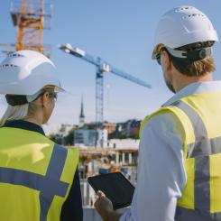 Ingenjörer i byggprojekt. Hållbarhetskompetens blir en allt viktigare del av arbetet i byggbranschen. Pressbild: Nackademin