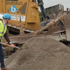 Första spadtaget med Daniel Johansson, logistikdirektör Ahlsell Sverige AB, Tommy Åstrand, vd för fastighetsägaren SLP – Swedish Logistic Property, Martin Häller, vice vd på Logistic Contractor som uppför den nya anläggningen och Magnus Andersson, kommunstyrelsens ordförande i Hallsberg.. Bild: Ahlsell