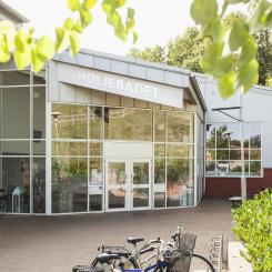 En glasentré in till den kommunala simhallen, Holjebadet. Foto: Olofströms kommun