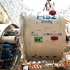 Flyttning av borrmaskinens mellansköld. HS2-teamet lyfter tunnelborrmaskinen Emily. Foto: HS2 mediacenter