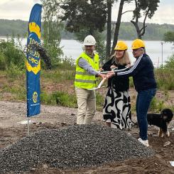 Här tas det invigande spadtaget av Per Morelius från HSB, köparen Christina Thuresson och Ellinor Caruth (M), vice ordförande i miljö- och samhällsbyggnadsnämnden. Pressbild: HSB Regionalt