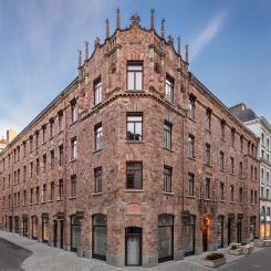Vildmannen 7 har en för Stockholm helt unik fasad. Fågelskulpturerna på byggnadens taknock är placerade så att för den som står på marken och ser på fåglarna är det med himlen som fond. Foto: Erik G Svensson