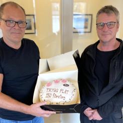 Husby takplåtslageri i Eskilstuna blev nyligen det 150:e företaget som blev auktoriserade enligt Trygg plåt. Micke Johansson och Lars Lundgren, hyllades med gratulationer och en tårta. Foto:  Plåt & Ventföretagen
