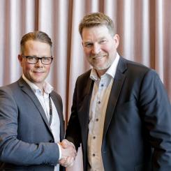 Martin Junblad, vd Cobab Sverige AB och Henrik Örneblad, vd Huddinge Samhällsfastigheter. Foto: Jon Buscall/Huddinge Samhällsfastigheter