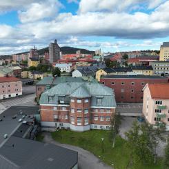 I mitten av bilden ses Kirunas gamla badhus som ska rivas. Foto: Tyréns