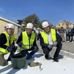 Första gjutning Björkdungen med Fredrik Lönn, Jan Utbult och Han Andreasson. Foto: Helena Hedlund