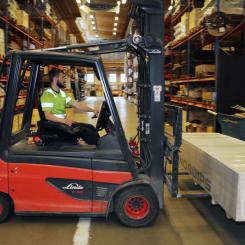 Truckförare som lyfter pall. Foto: Byggmaterialhandlarna