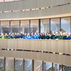 Studenterna bjöds på en rundtur i Forskaren, Stockholms nya centrum för life science. Foto: Joanna Messmer/Samhällsbyggarna