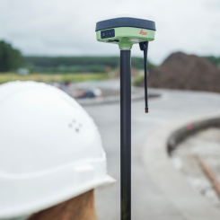 Ny smart GNSS-antenn, lätt i vikt och med lutningskompensation: GS05.  Foto: Leica Geosystems
