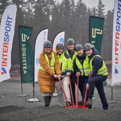Nu är bygget av Intersports nya centrallager i gång! Vid skyffeln: kommunstyrelsens ordförande i Nässjö Sara Lindberg, Joel Spångby samhällsbyggnadschef i Nässjö kommun, Nässjö Näringslivs vd Claes Johansson, Logisteas fastighetschef Jonas Kennerhed och Intersports vd Pontus Pettersson. Foto: Nässjö näringsliv
