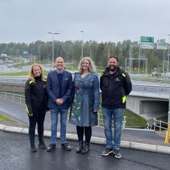 Jenny Karlsson, projektledare, Anders Tallgren, ordförande i Stadsbyggnadsnämden, Monika Bubholz, ordförande i teknik- och fastighetsnämnden och Ola Norling byggledare framför den nya cirkulationsplatsen. Foto: Karlstad kommun