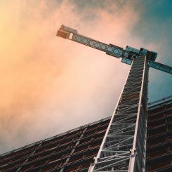 Lyftkran framför bygge. Foto: James Sullivan / Unsplash