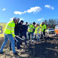 Spaden i marken för Osby kommuns nya Blåljushus ﻿innehållande verksamhetslokaler för Ambulans, Polis och Räddningstjänst. JSB ﻿Construction AB står som totalentreprenör för projektet och beställare är Osby kommun. Foto: JSB