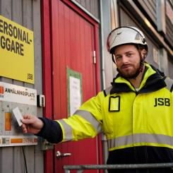 JSB medarbetare loggar in med ID06. Foto: JSB