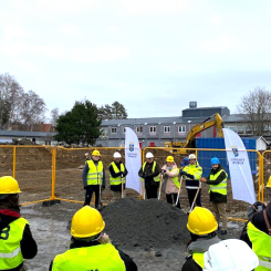 JSB Construction och Enköpings kommun markerar början av byggprocessen för den innovativa Lillsidanskolan. Foto: JSB