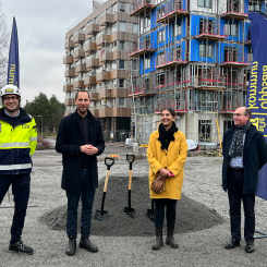 Byggnationen av Uppsalas nya Multihus är nu officiellt igång. Under onsdagen sattes spaden i﻿ marken för Uppsalas nya Multihus i den nya stadsdelen Rosendal. JSB Construction AB står som totalentreprenör för projektet och beställare är Uppsala kommun. Foto: JSB