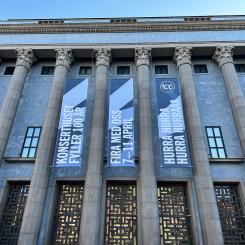 Jubileumsveporna pryder fasaden efter vårens firande av Konserthusets första 100 år.

Foto: Ahlqvist & Almqvist Arkitekter